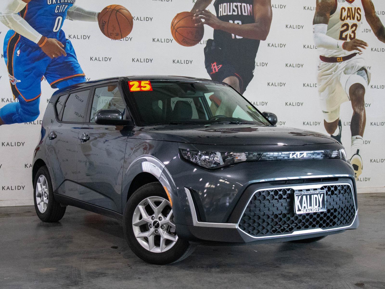 Used 2025 Kia Soul LX FWD image 2
