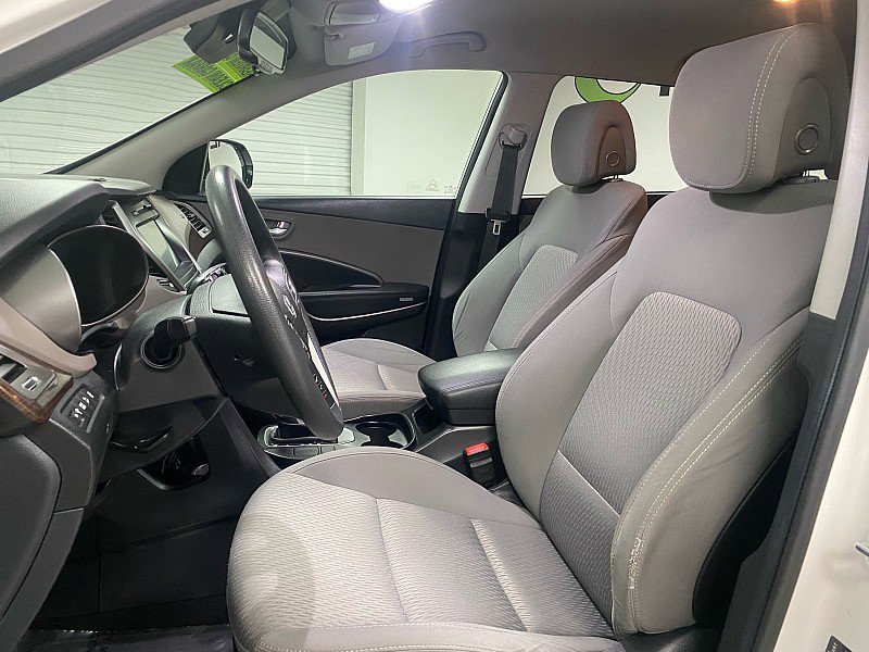 Used 2017 Hyundai Santa Fe SE image 9