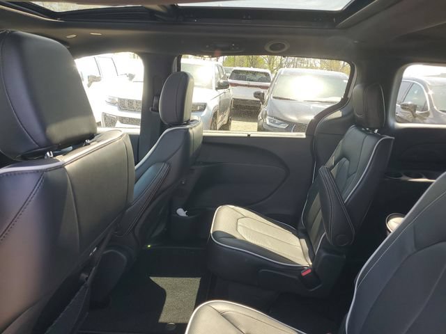 New 2026 Chrysler Pacifica Limited w/ S Appearance Package AWD/4WD image 10