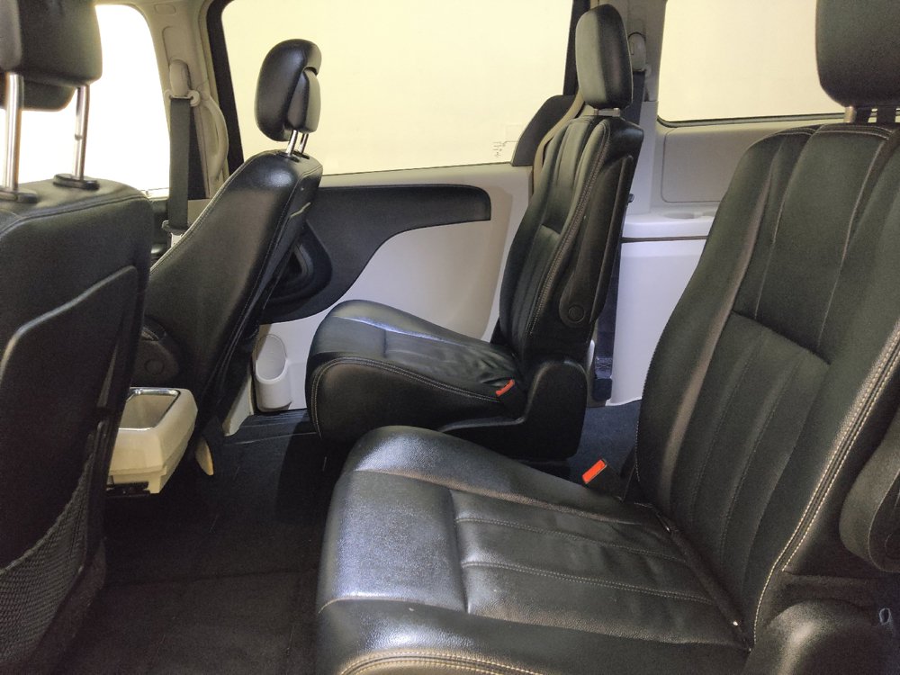Used 2015 Chrysler Town & Country Touring FWD image 18