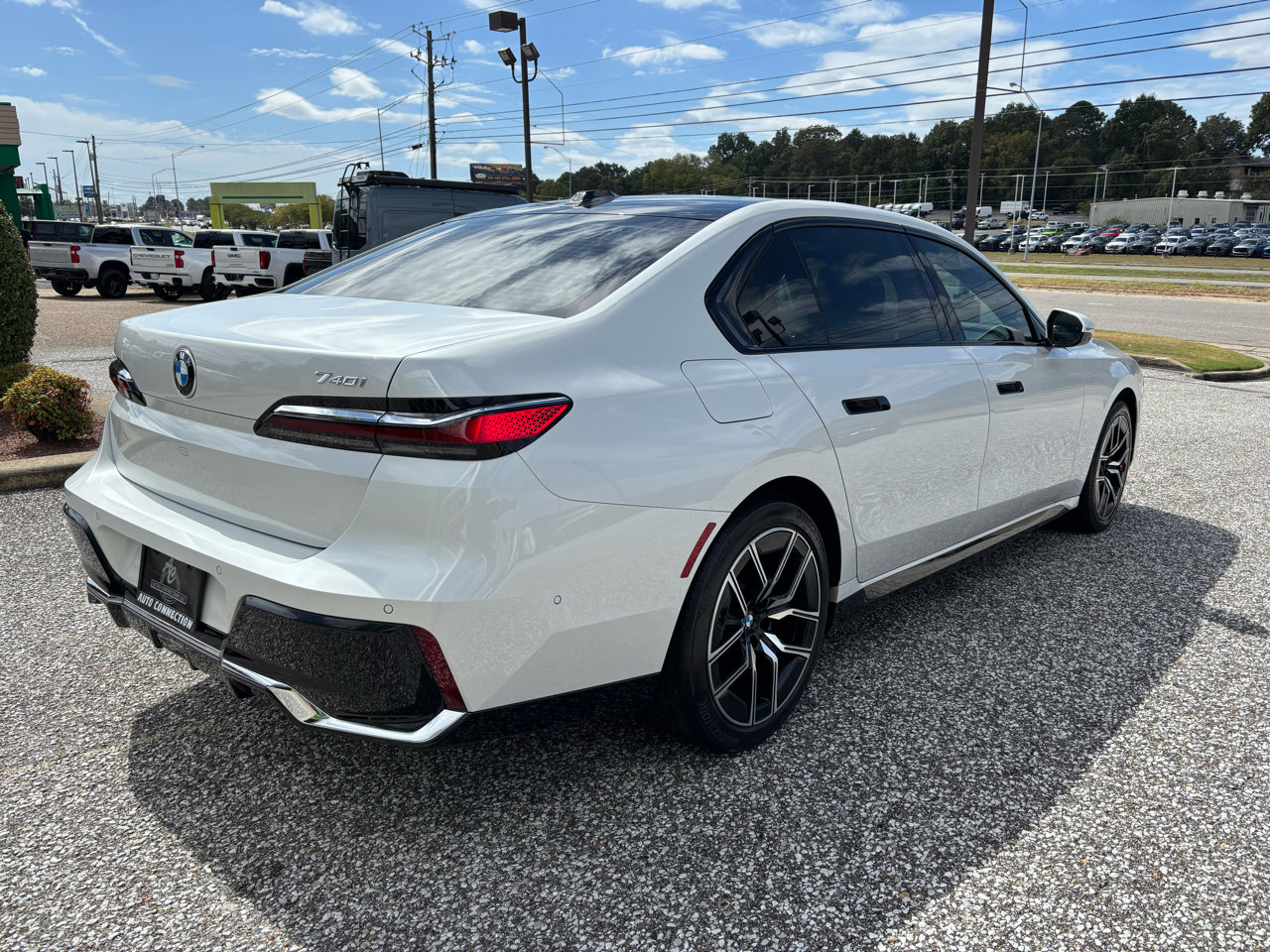 Used 2023 BMW 740i image 7