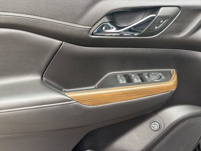 Used 2023 GMC Acadia SLE image 13