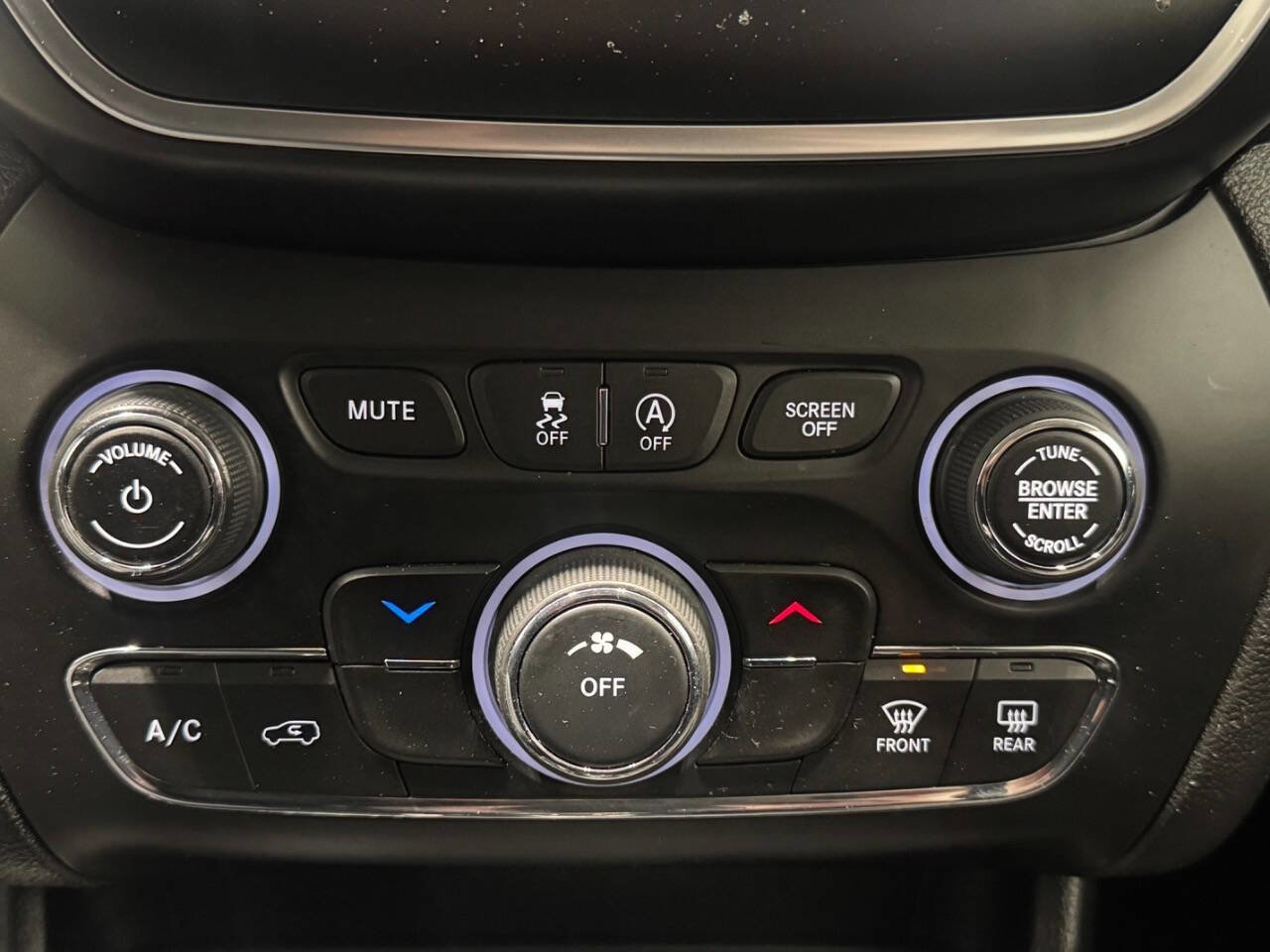 Used 2019 Jeep Cherokee Latitude w/ Cold Weather Group image 33