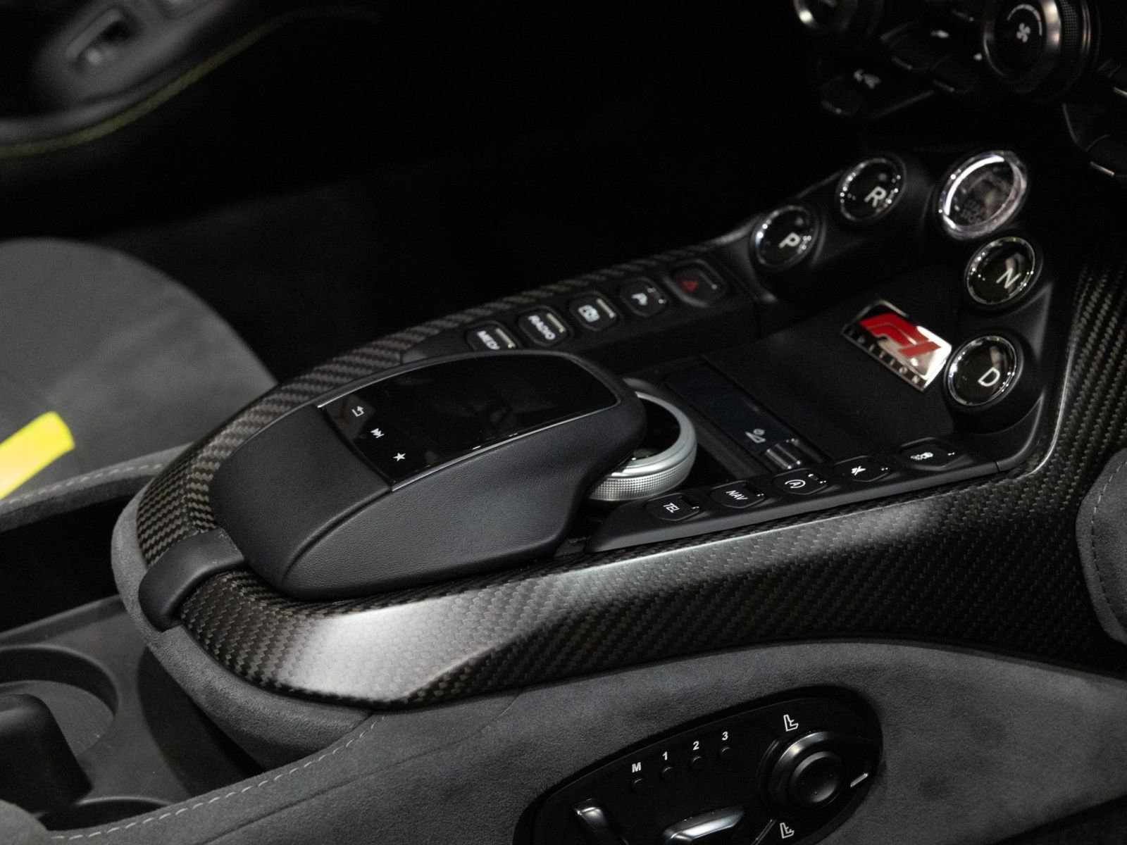 Used 2023 Aston Martin V8 Vantage Roadster RWD image 40