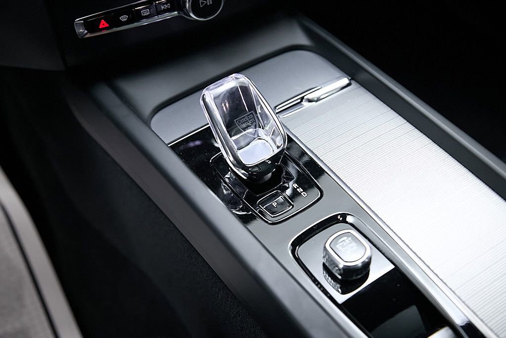 Certified 2024 Volvo XC60 T8 Ultimate image 17