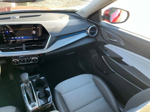 Used 2025 Chevrolet Trax LT w/ LT Convenience Package FWD image 14