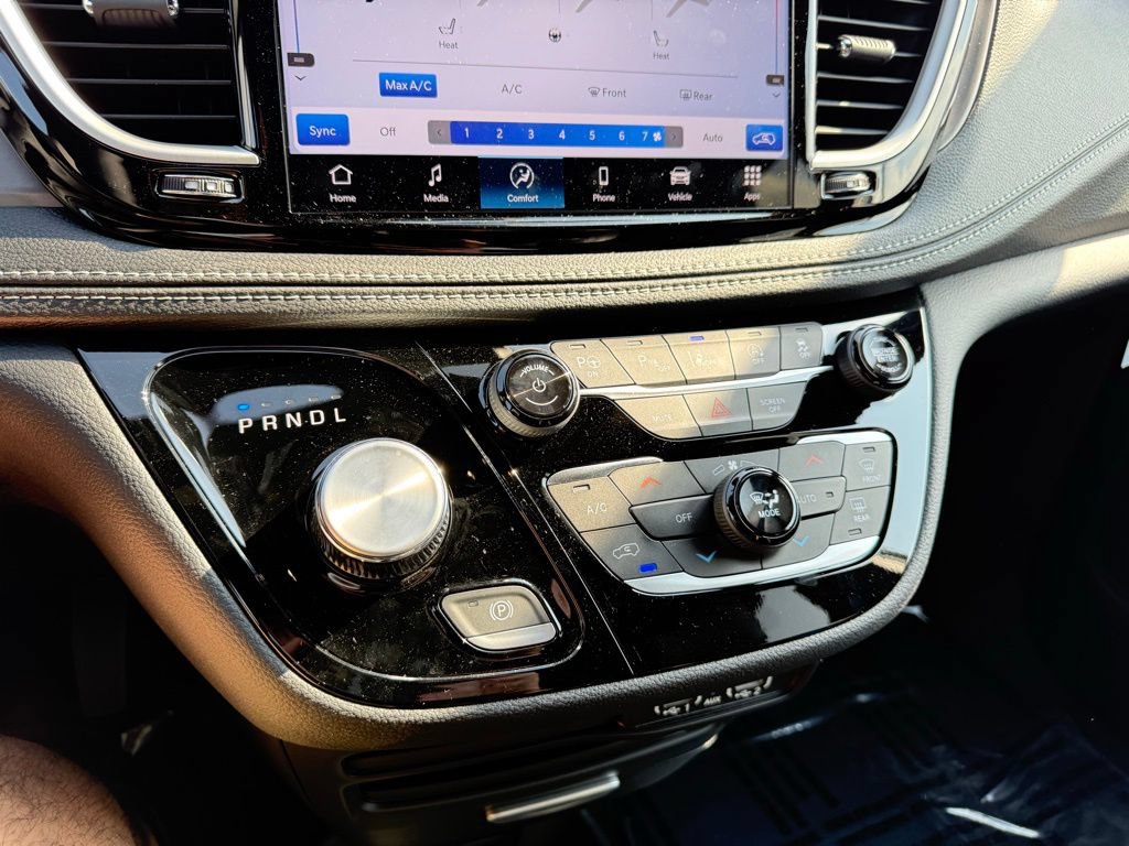New 2025 Chrysler Pacifica Select FWD image 26