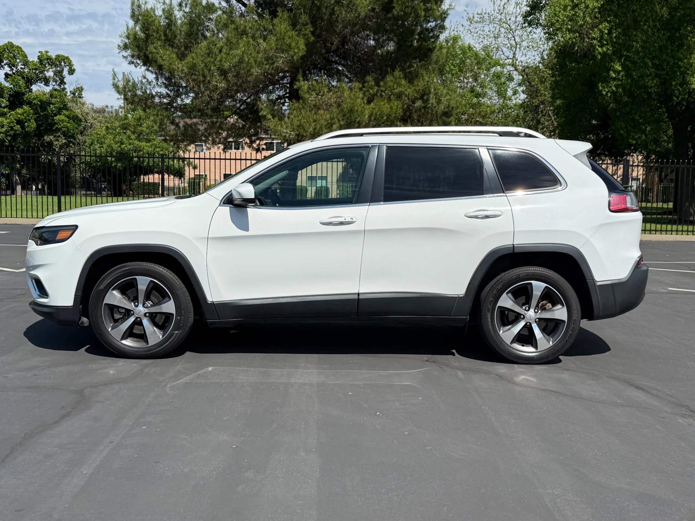Used 2019 Jeep Cherokee Limited image 8