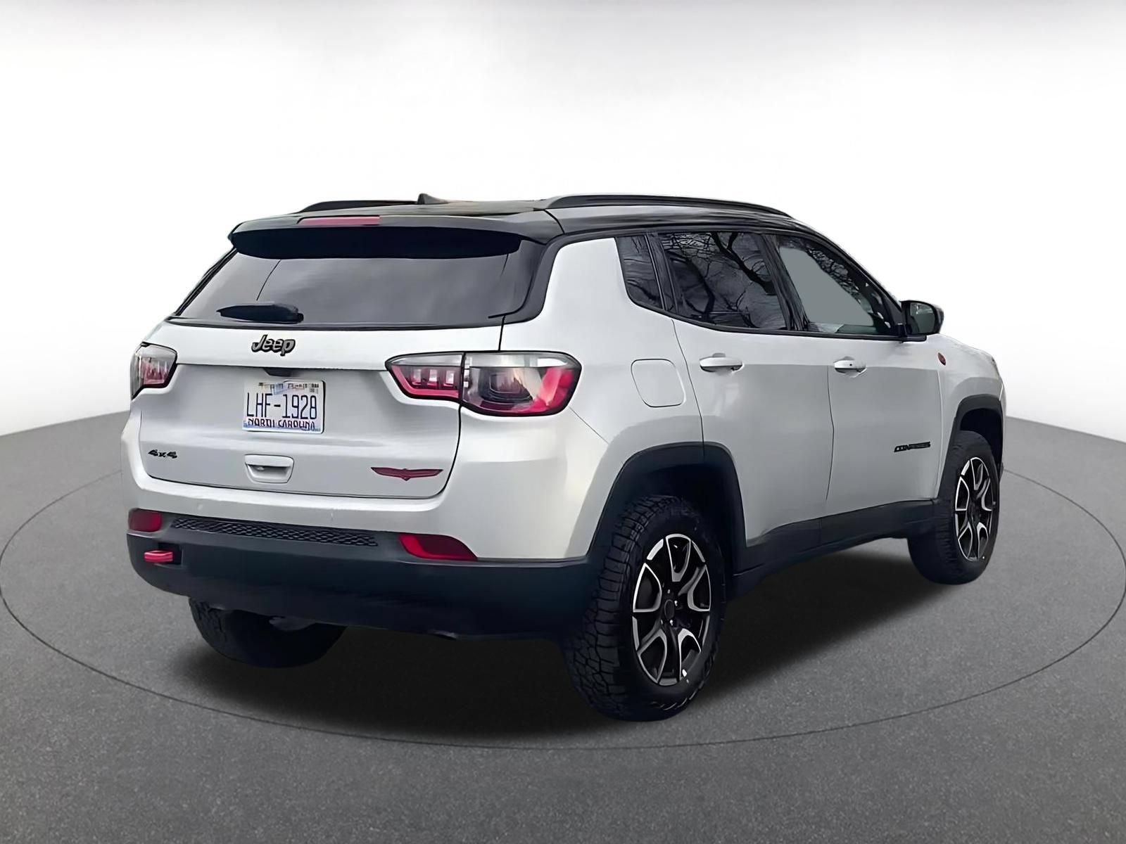 Used 2025 Jeep Compass Trailhawk AWD/4WD image 14