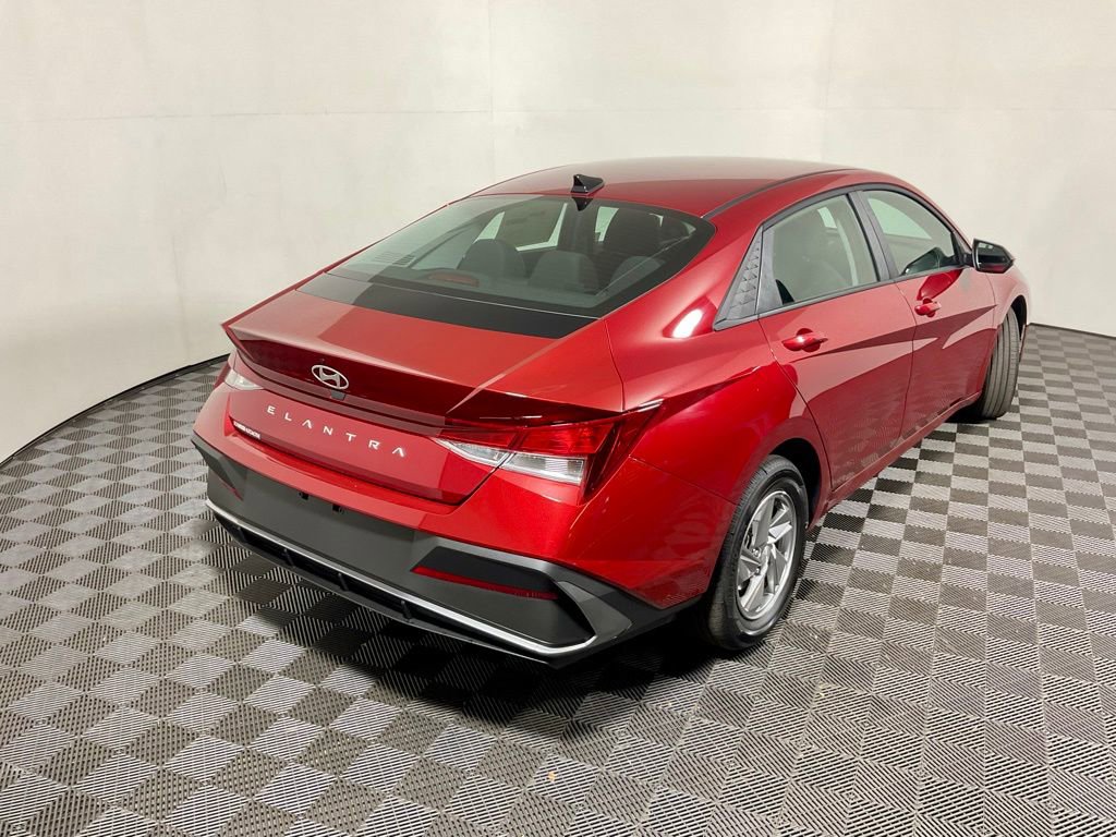 New 2025 Hyundai Elantra SE image 18