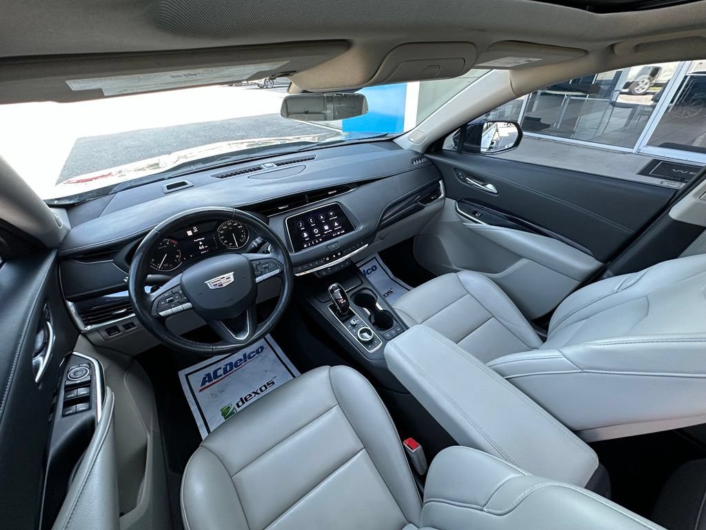 Used 2022 Cadillac XT4 Luxury w/ Cold Weather Package FWD image 15
