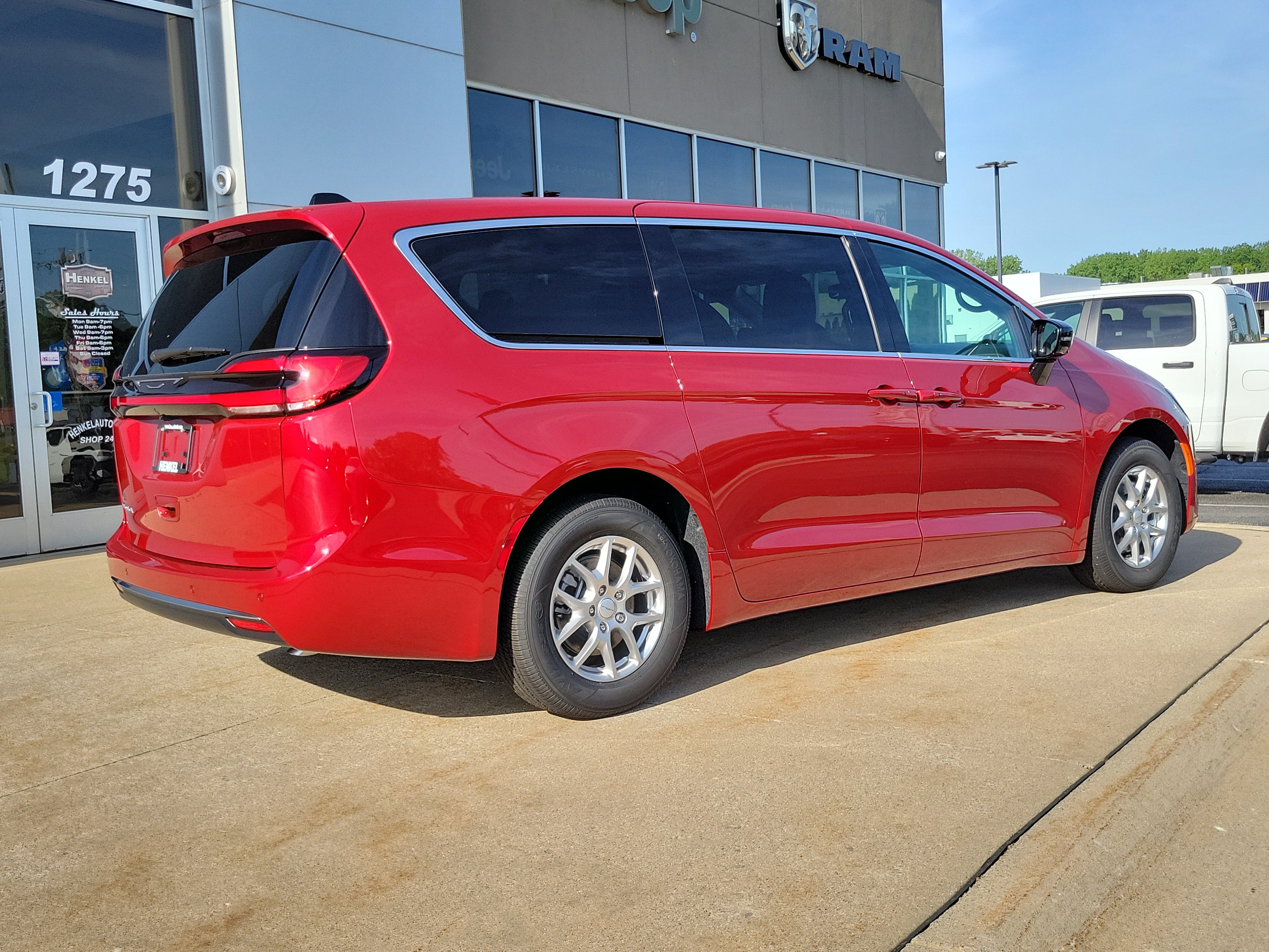 New 2027 Chrysler Pacifica Select FWD image 4