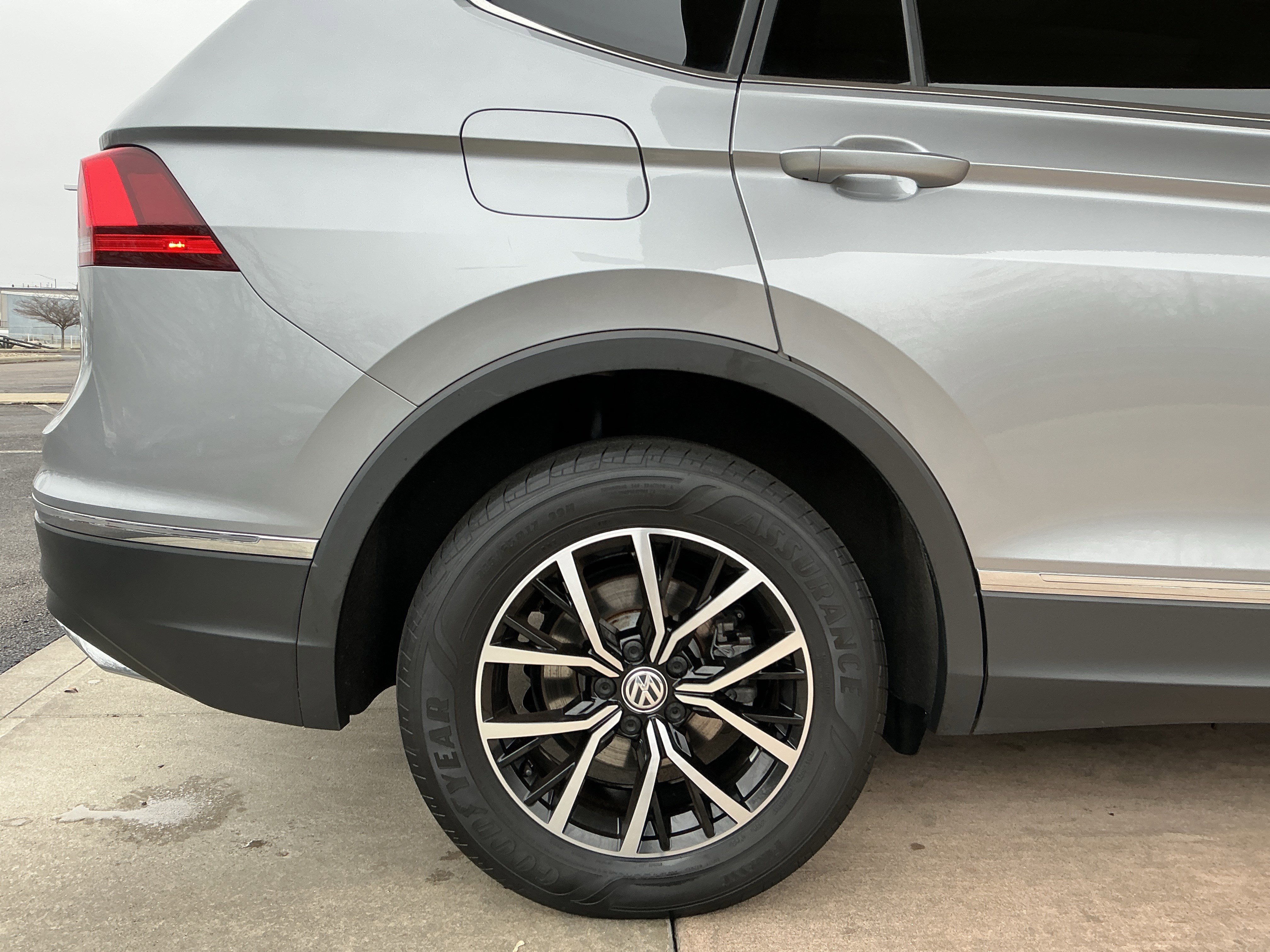 Used 2021 Volkswagen Tiguan SE w/ Panoramic Sunroof Package image 23