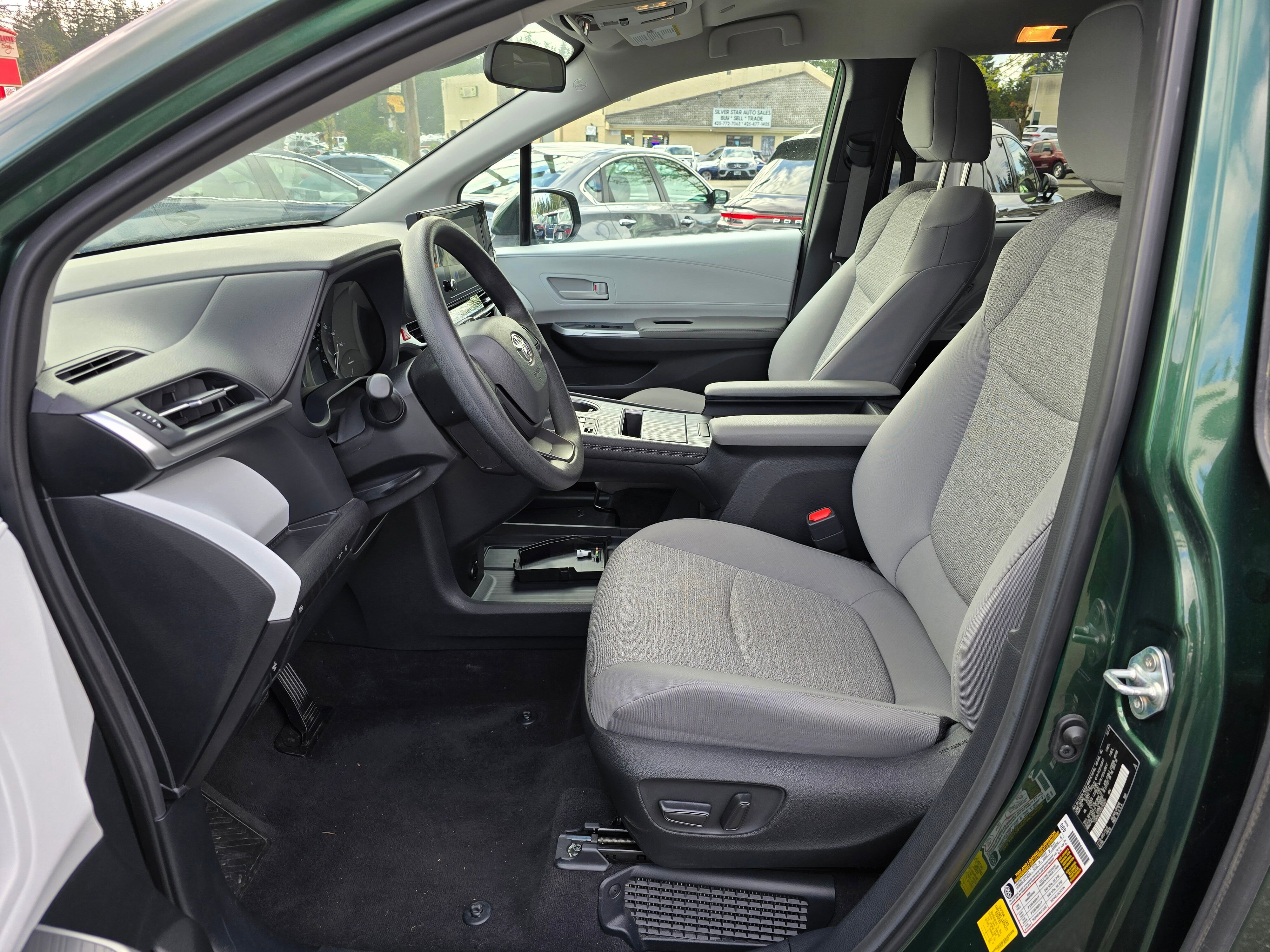 Used 2025 Toyota Sienna LE FWD image 22