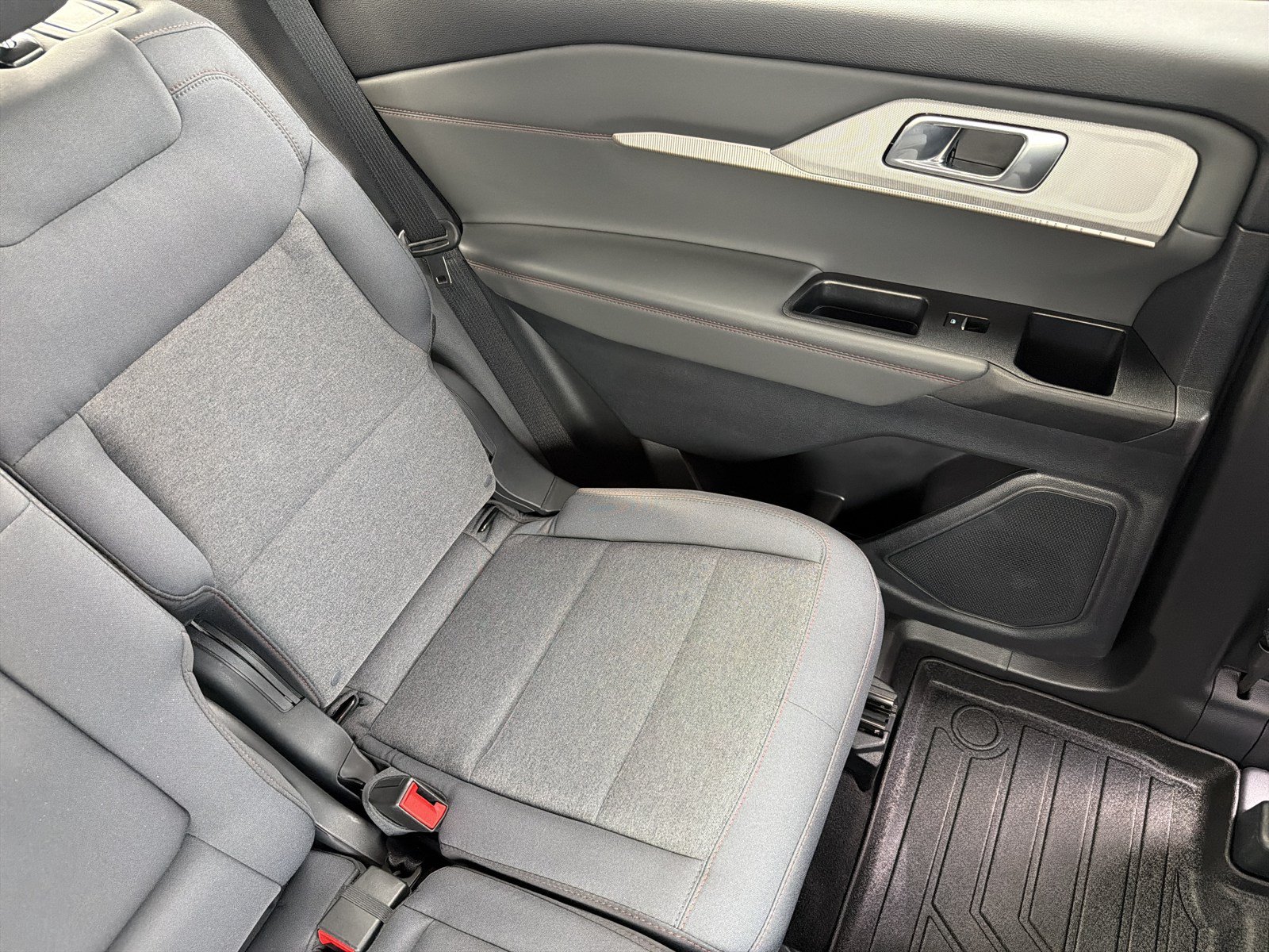 Used 2025 Ford Explorer Active AWD/4WD image 14