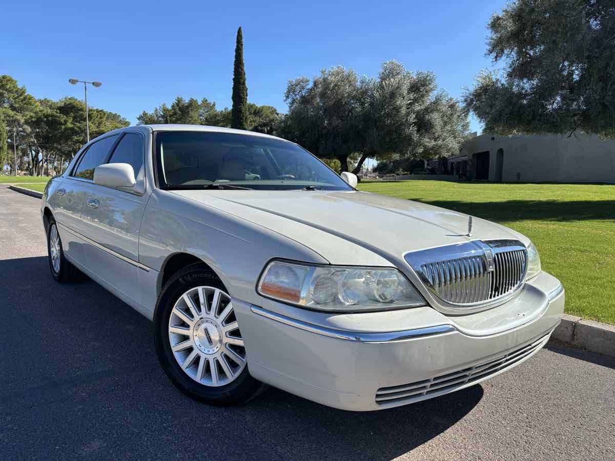 Used 2004 Lincoln Town Car Ultimate RWD image 4