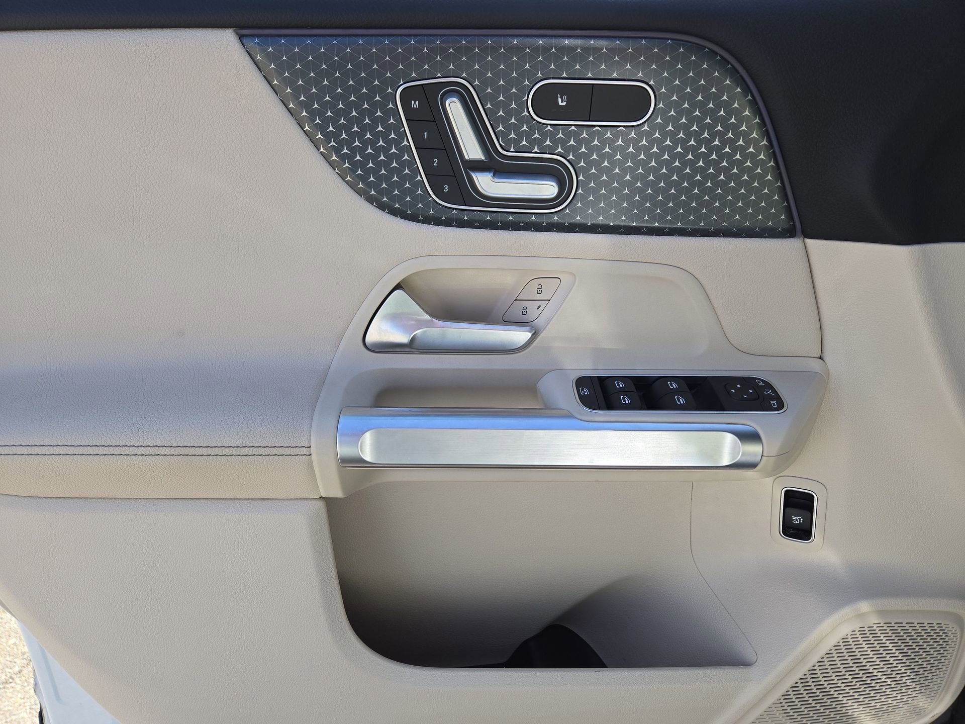 Used 2025 Mercedes-Benz GLB 250 image 15