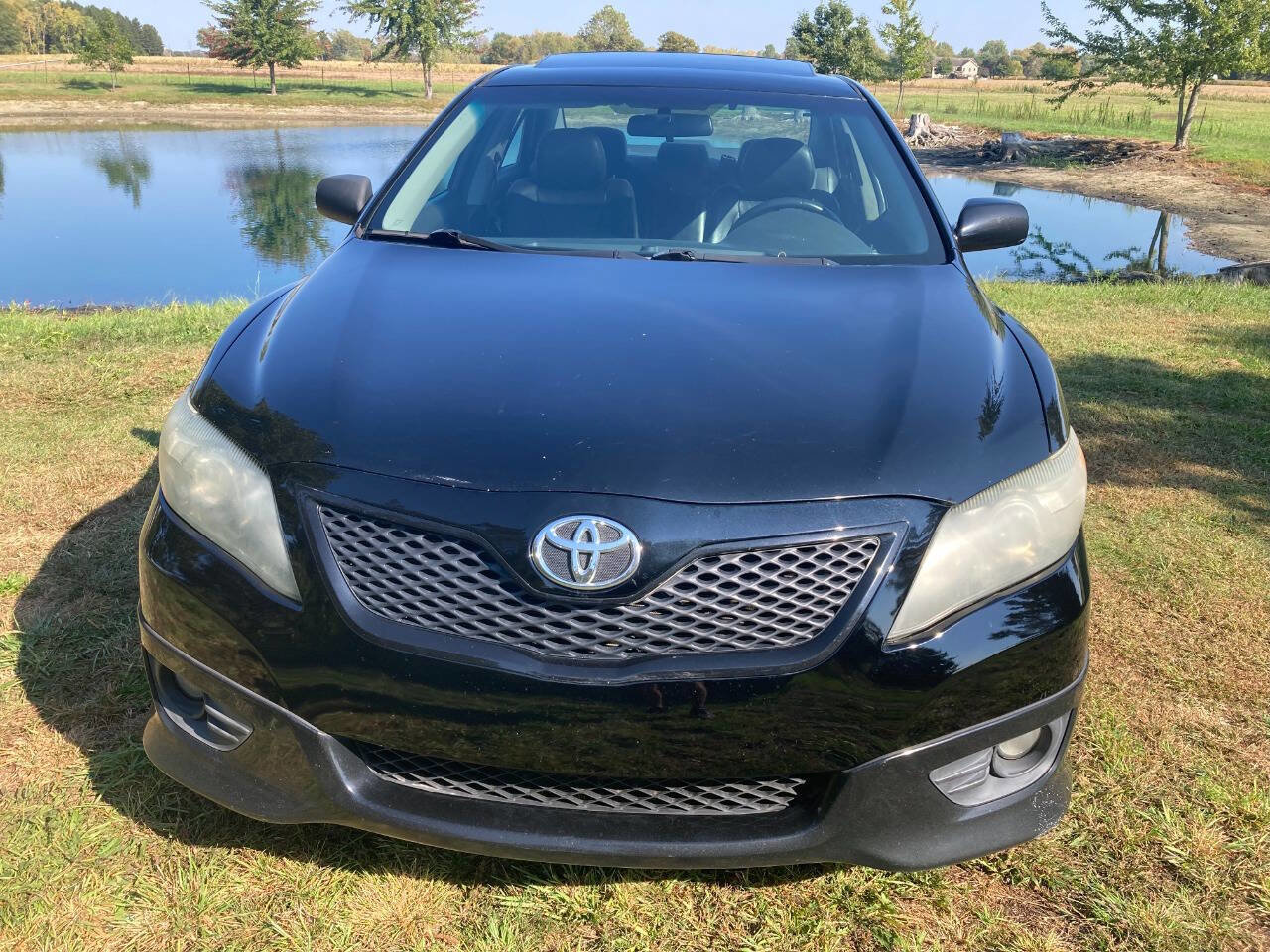 Used 2011 Toyota Camry XLE image 2