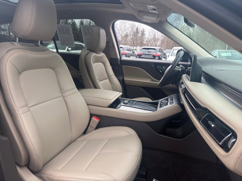 Used 2023 Lincoln Aviator AWD w/ Premium Package image 31
