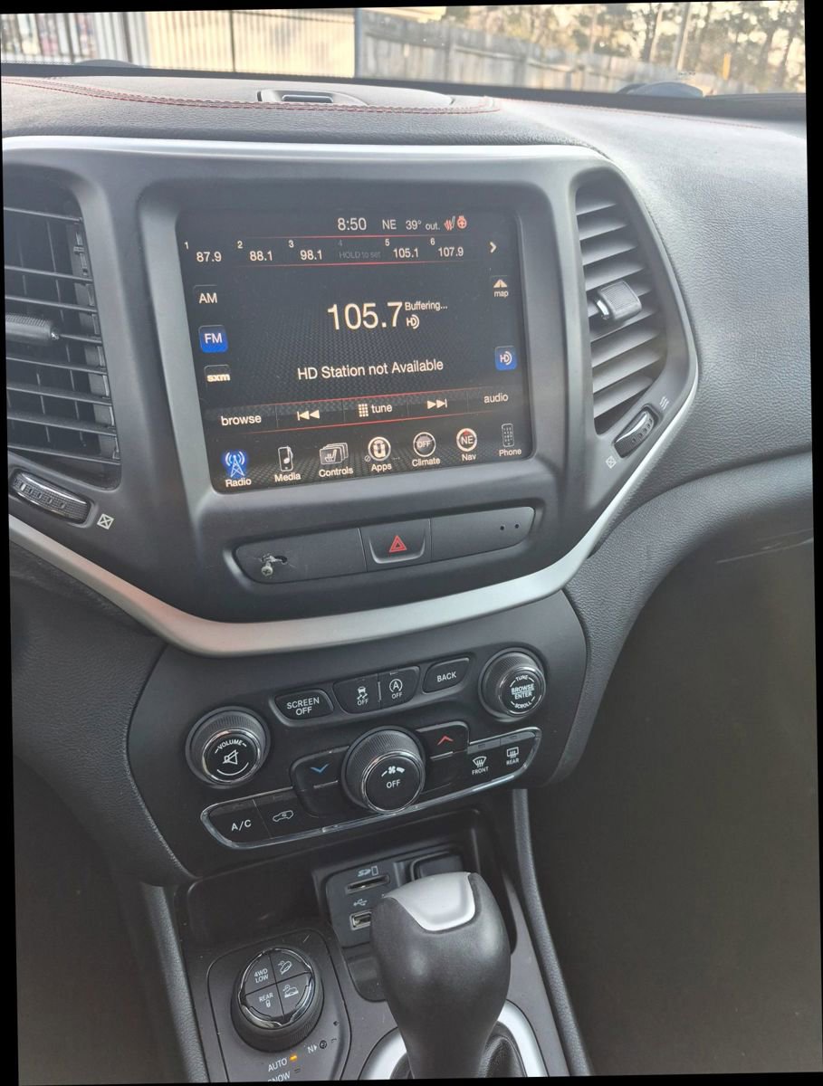 Used 2016 Jeep Cherokee Trailhawk w/ Cold Weather Group image 8