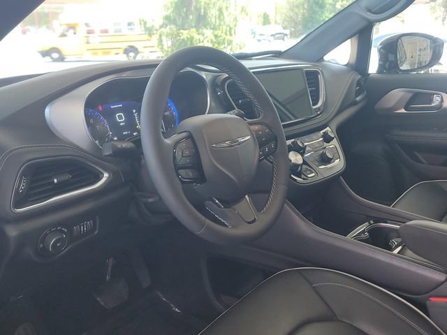 Used 2025 Chrysler Pacifica Limited image 8