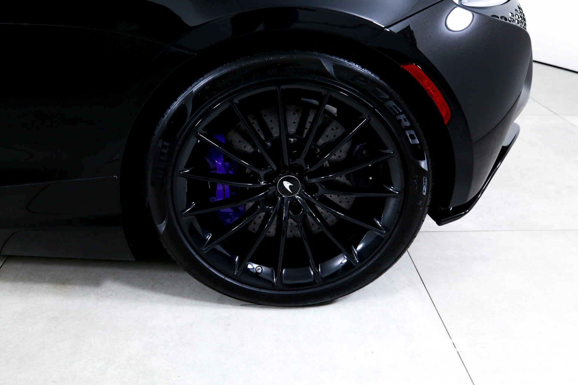 Used 2025 McLaren Artura Spider image 28