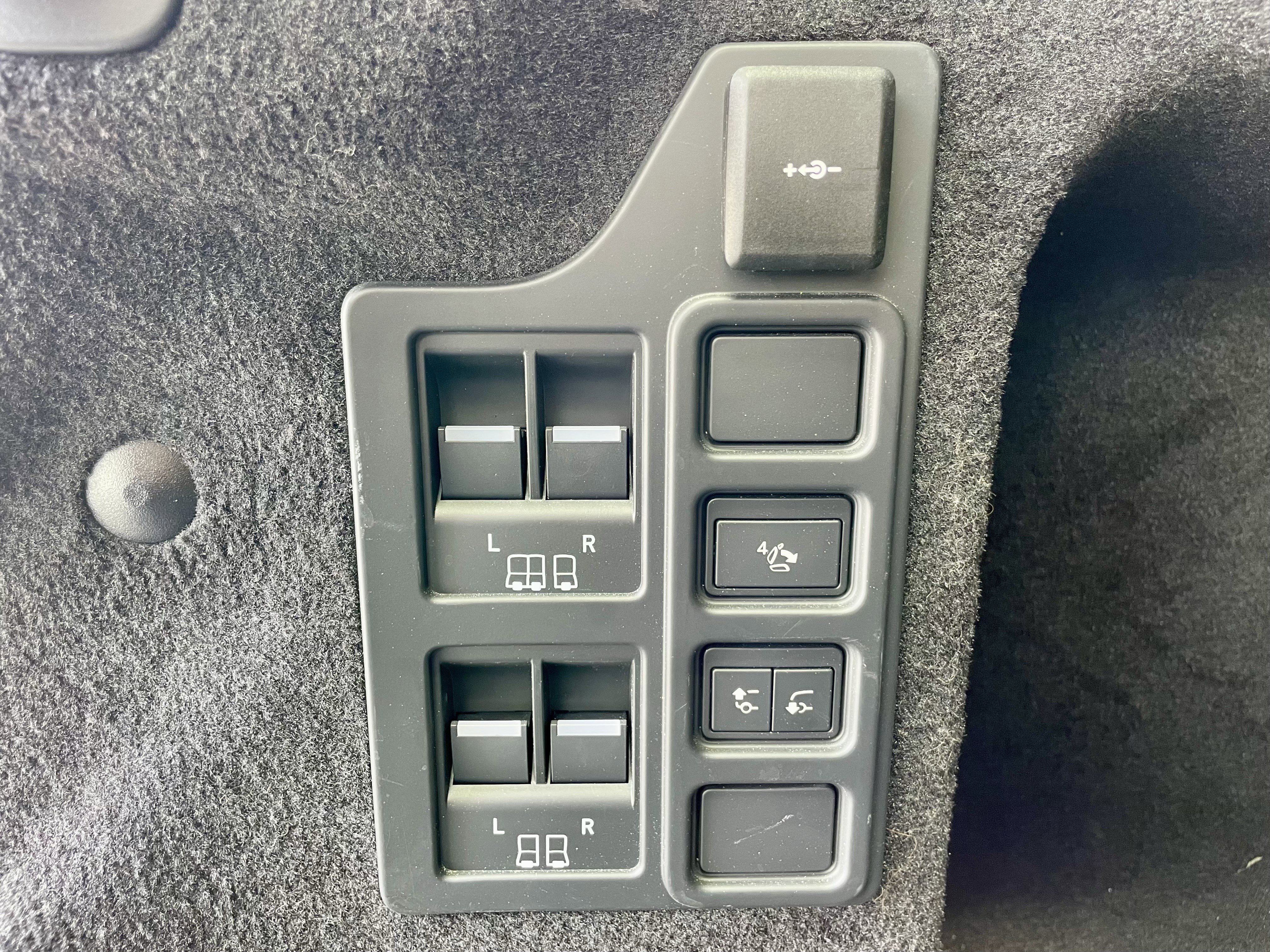 Certified 2025 Land Rover Discovery Dynamic SE AWD/4WD image 40