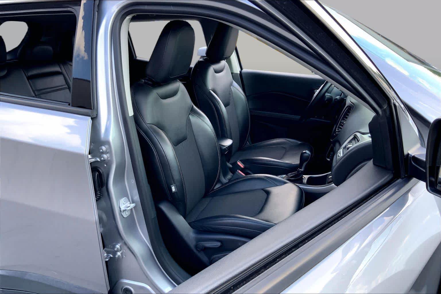 Used 2018 Jeep Compass Latitude w/ Popular Equipment Group FWD image 9