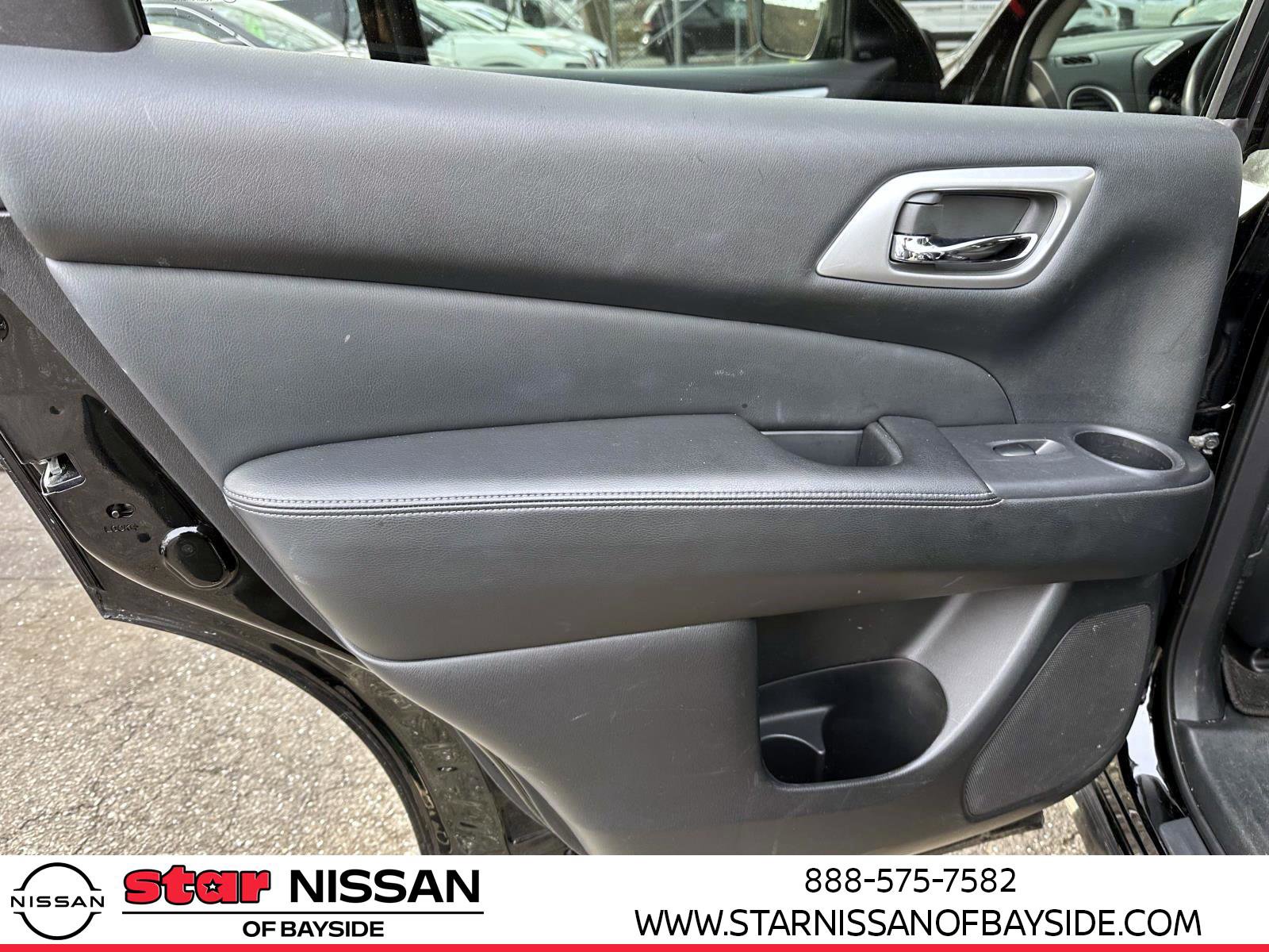 Used 2019 Nissan Pathfinder SV image 16