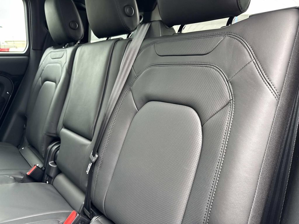 New 2026 Land Rover Defender 110 X-Dynamic SE AWD/4WD image 14