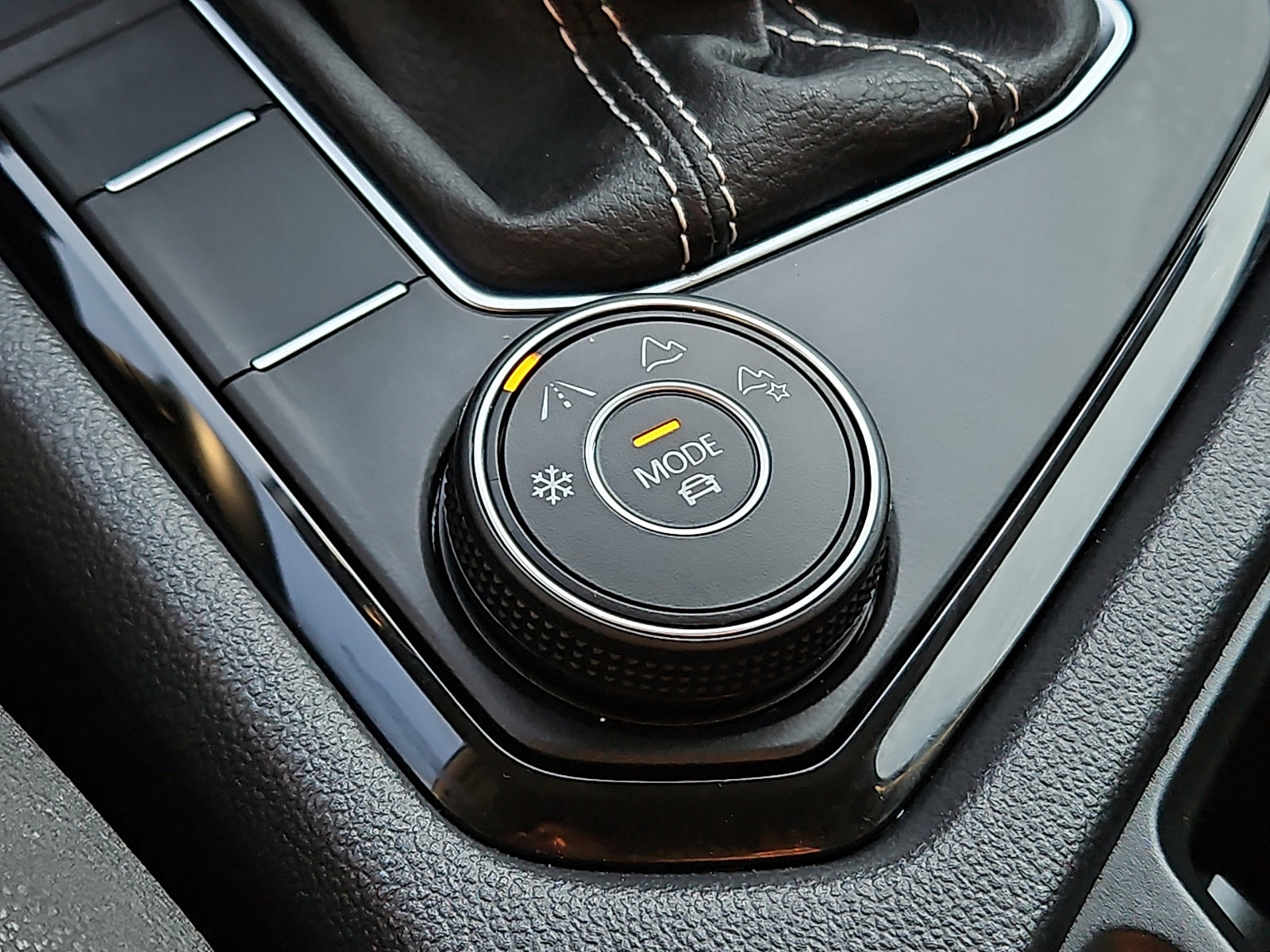 Used 2024 Volkswagen Taos SE image 23