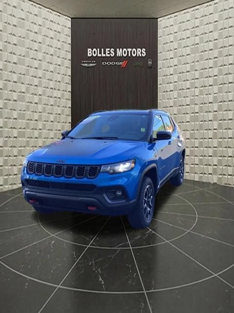 Used 2025 Jeep Compass Trailhawk w/ Trailhawk Convenience Group AWD/4WD image 9