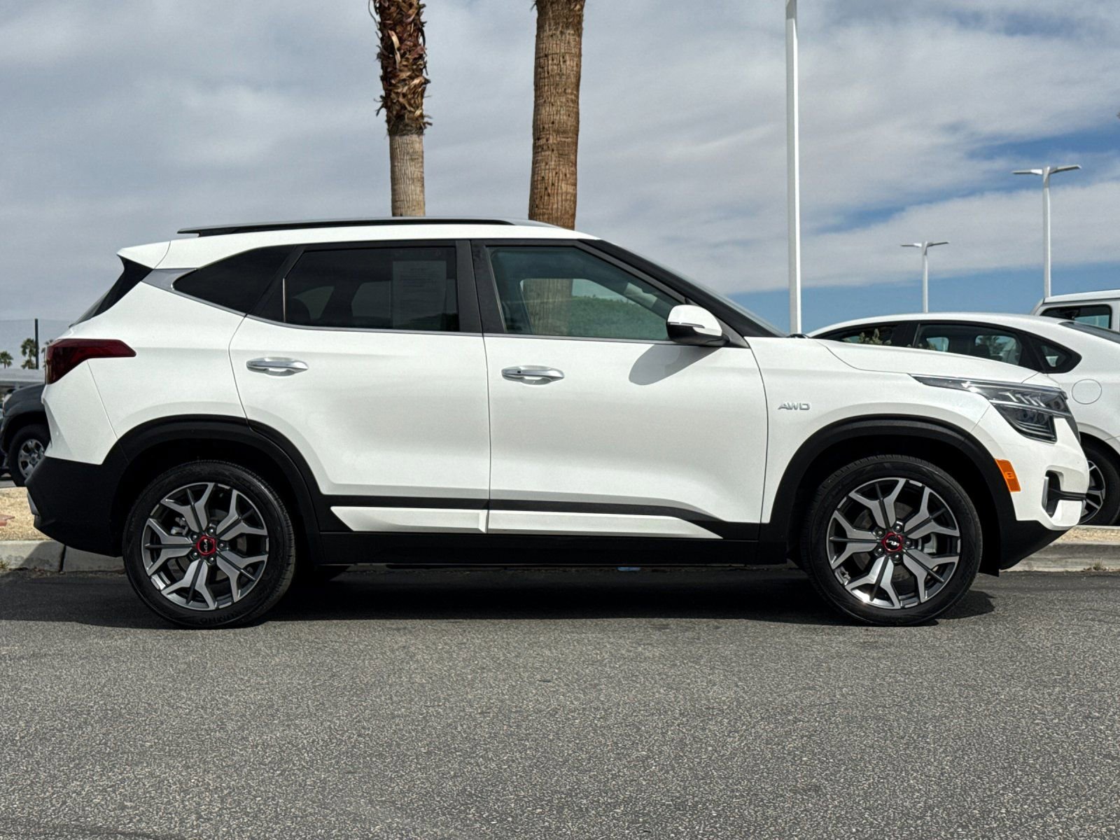 Used 2022 Kia Seltos SX w/ Sunroof Package image 2