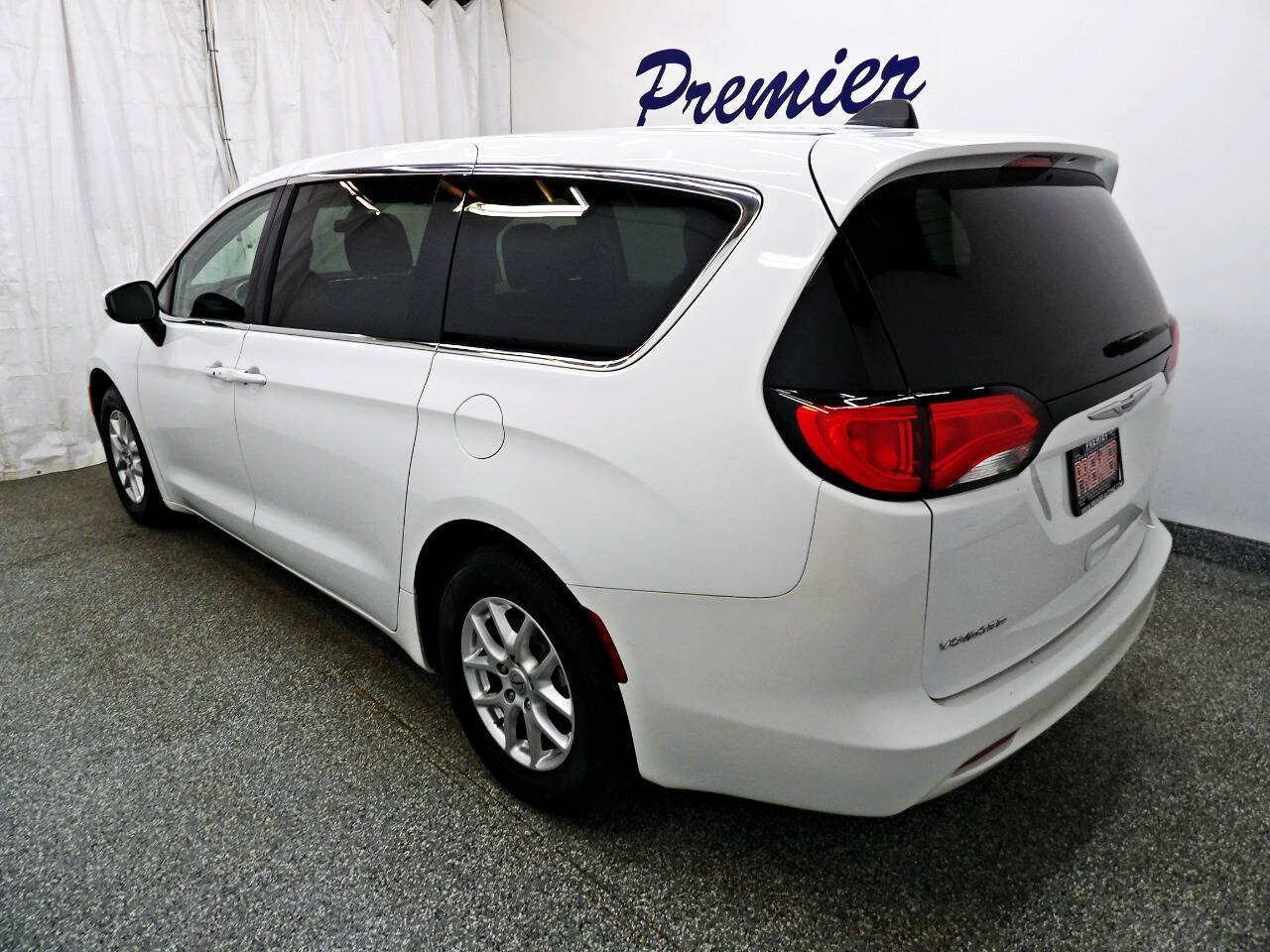 Used 2021 Chrysler Voyager LX FWD image 4