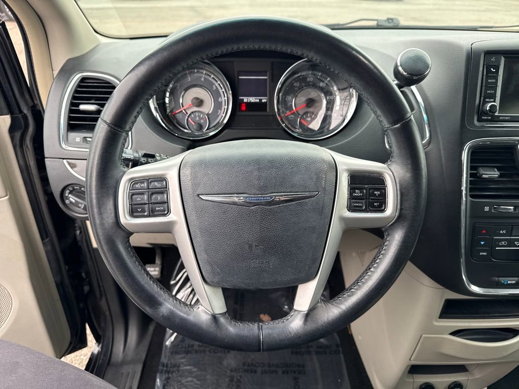Used 2014 Chrysler Town & Country Touring image 14