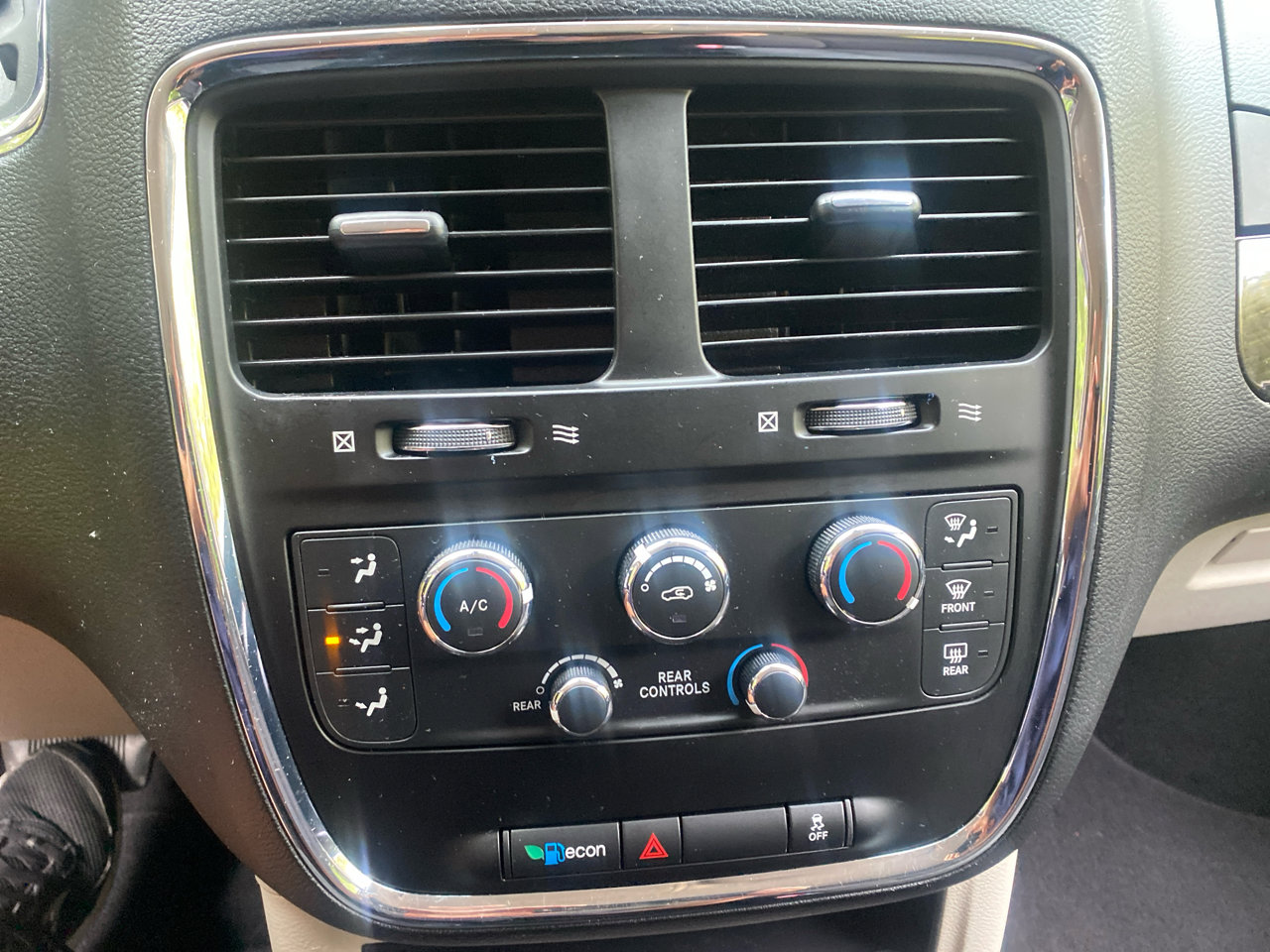 Used 2019 Dodge Grand Caravan SE w/ UConnect Hands-Free Group image 18