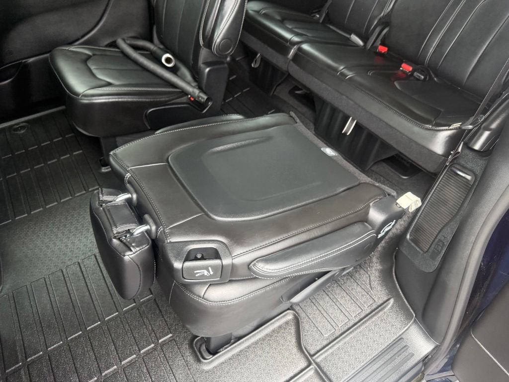 Used 2025 Chrysler Pacifica Select w/ Uconnect Theater Family Group AWD/4WD image 35