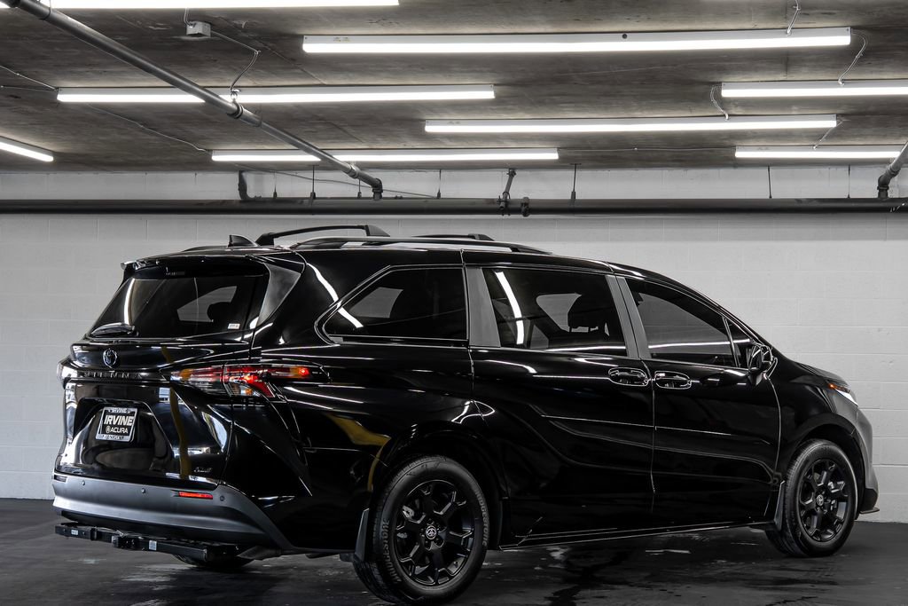 Used 2025 Toyota Sienna XLE Woodland Edition image 5