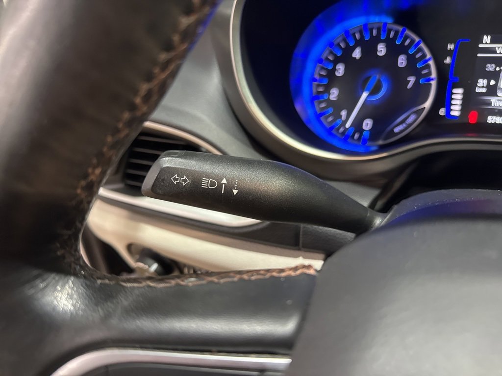 Used 2020 Chrysler Pacifica Touring-L image 18