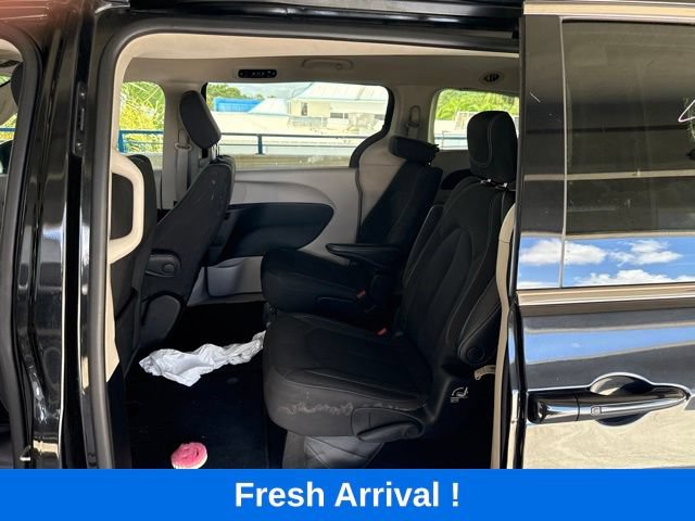 Used 2023 Chrysler Voyager LX FWD image 3