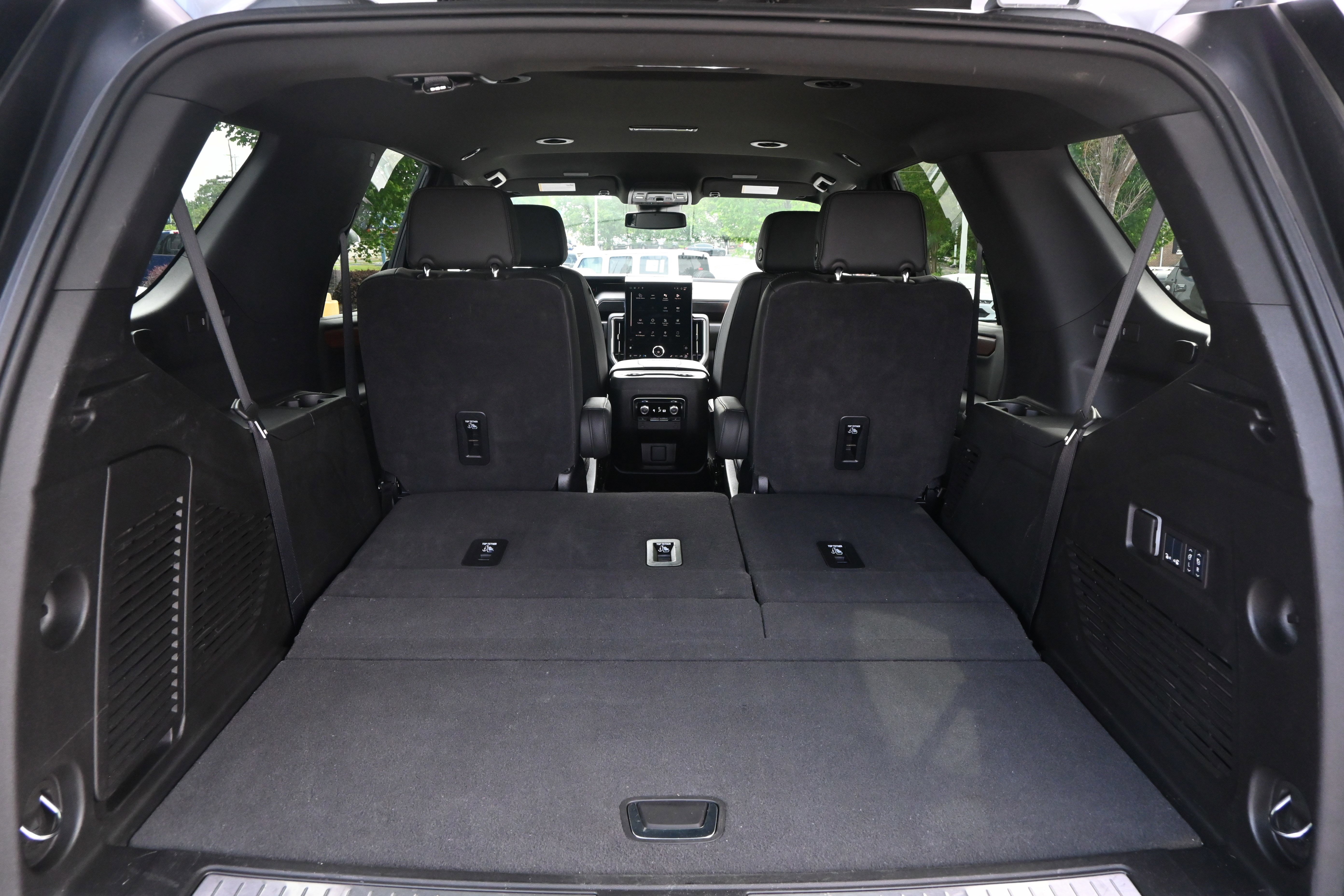 Used 2025 GMC Yukon Denali AWD/4WD image 32