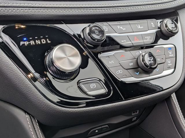 New 2026 Chrysler Pacifica Limited w/ Uconnect Theater Family Group image 22