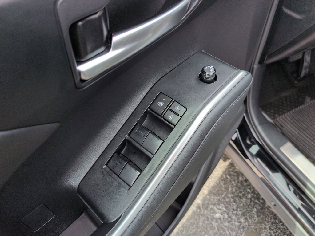 Used 2023 Toyota Highlander XLE image 11