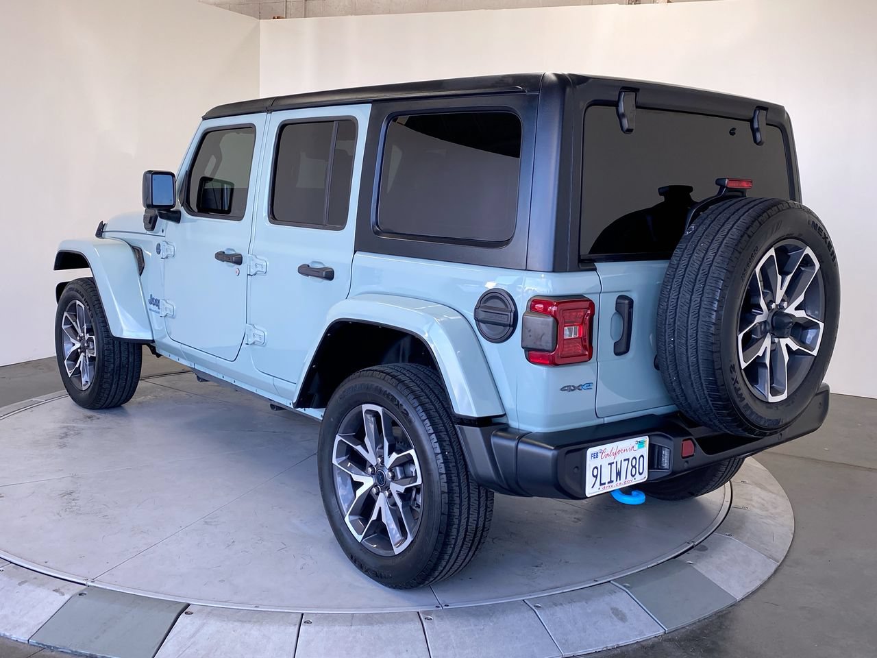 Used 2024 Jeep Wrangler Unlimited w/ Convenience Group AWD/4WD image 3