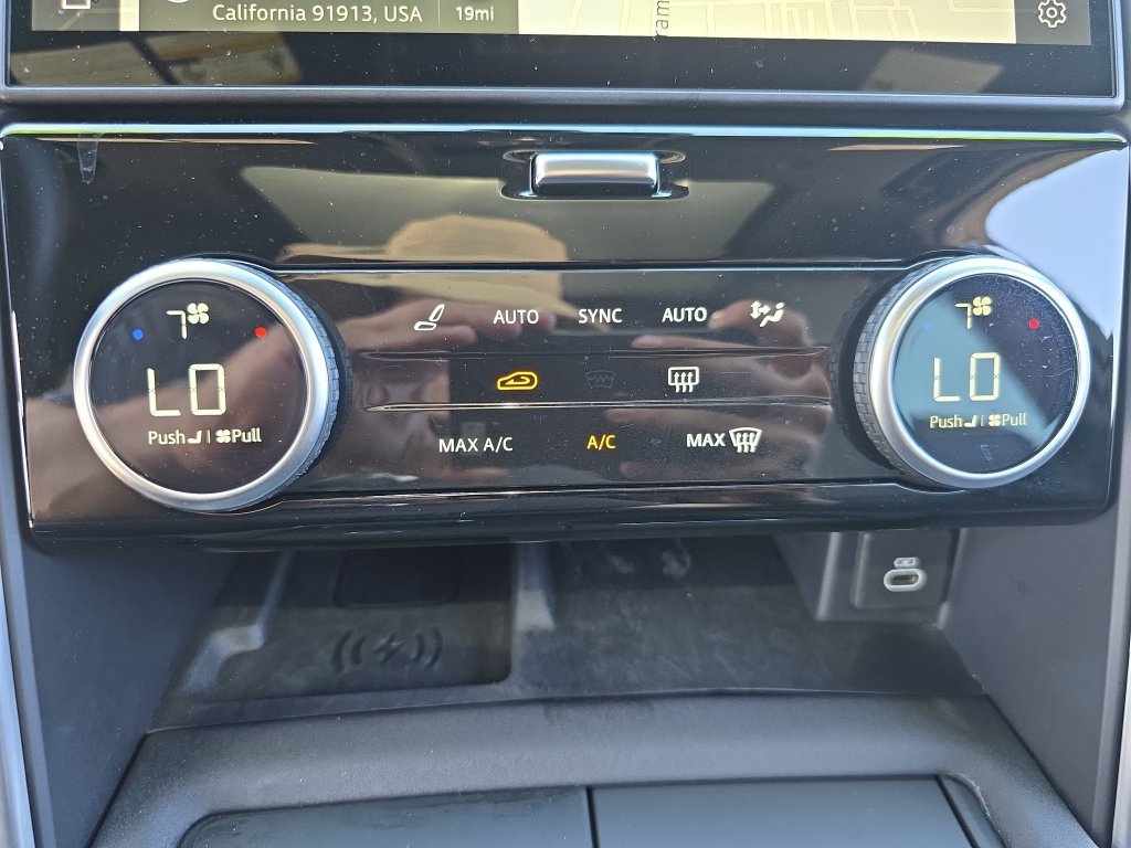 Used 2025 Land Rover Discovery Dynamic SE AWD/4WD image 26