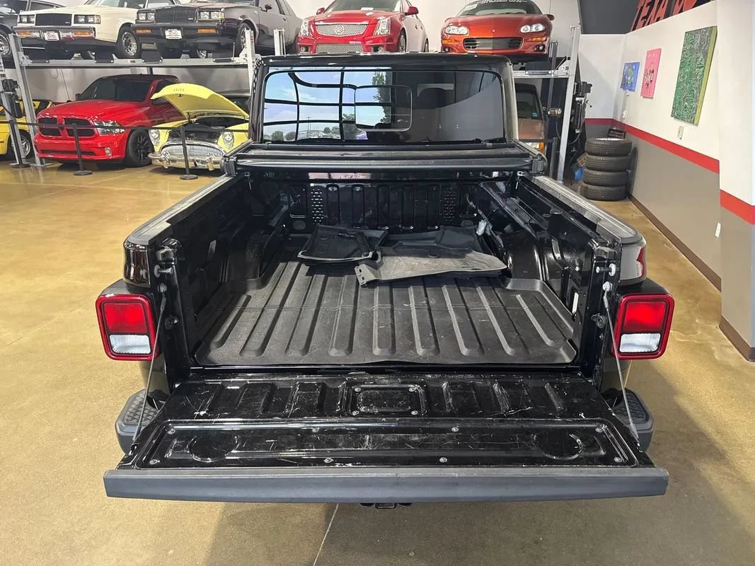Used 2023 Jeep Gladiator Overland w/ Cold Weather Group AWD/4WD image 7
