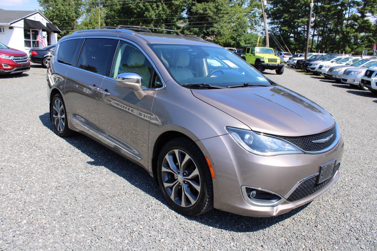 Used 2017 Chrysler Pacifica Limited FWD image 4