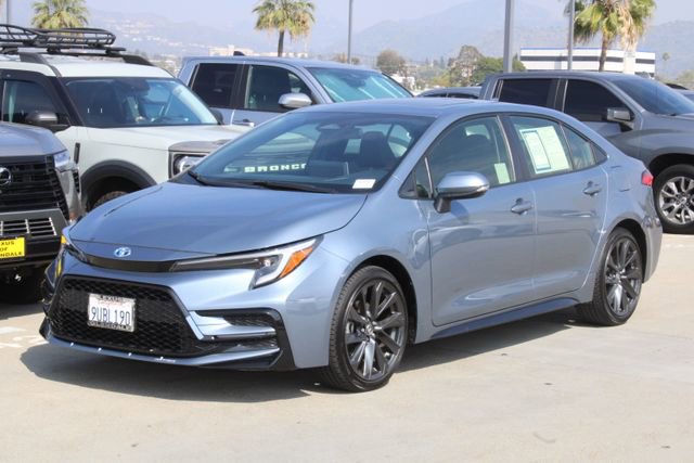 Used 2025 Toyota Corolla SE w/ SE Premium Package image 3