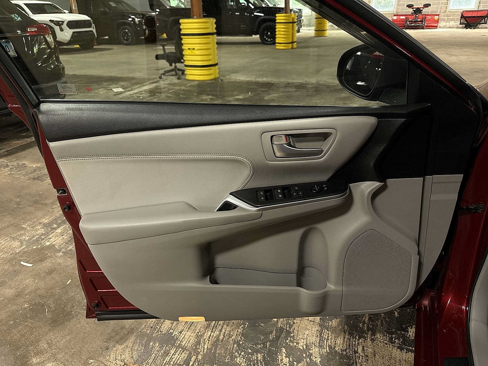 Used 2015 Toyota Camry XLE w/ Moonroof Package FWD image 30