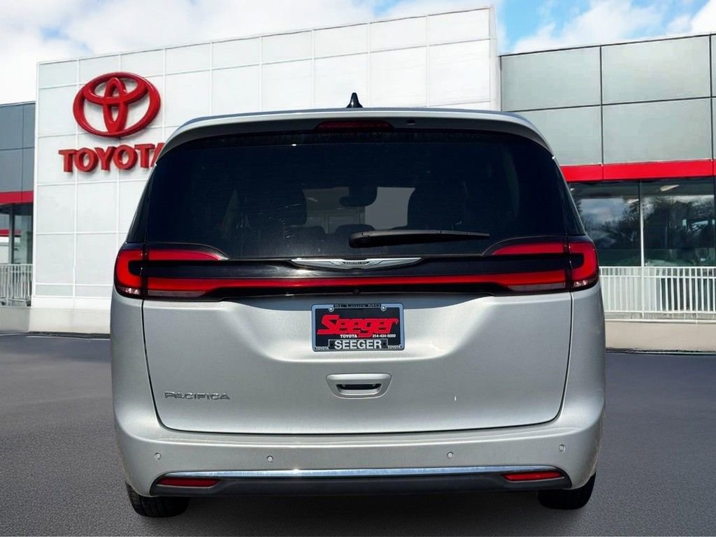 Used 2024 Chrysler Pacifica Touring-L image 5